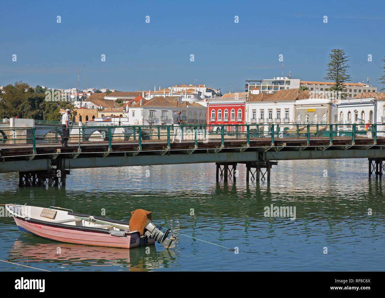 Alte Stadt am Fluss Gilao, Tavira, Algarve, Portugal Stockfoto