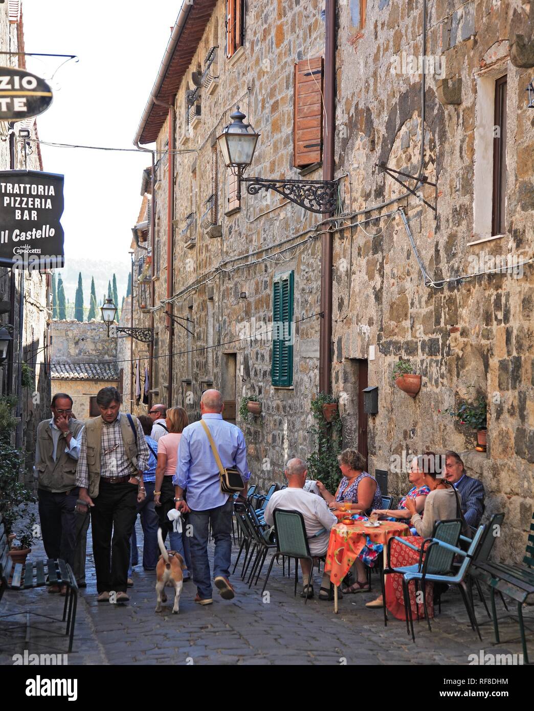 Trattoria in einer Gasse in der Altstadt, Bolsena, Latium, Italien Stockfoto