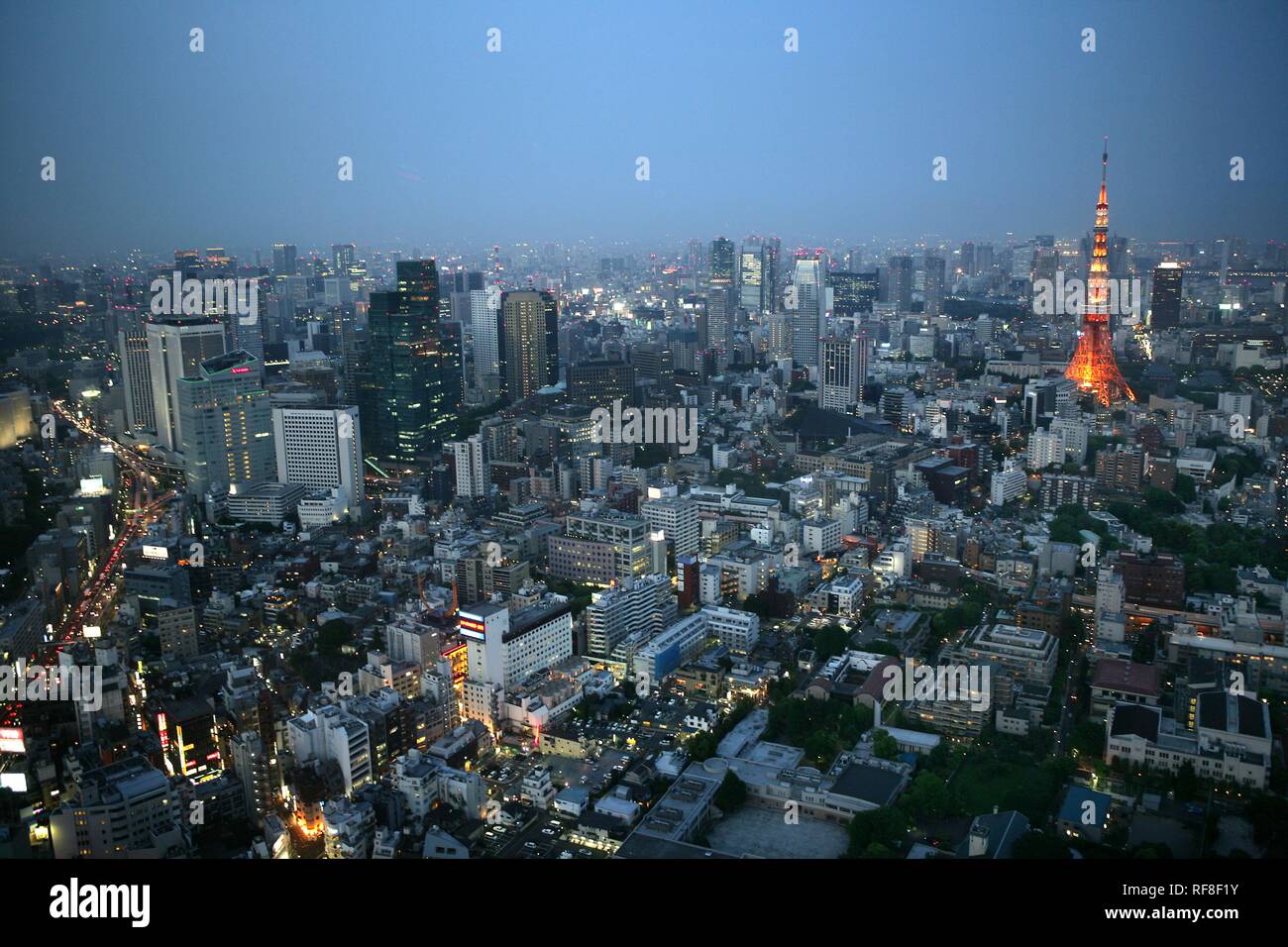 Japan, Tokio: Blick von der Aussichtsplattform des Roppongi Hills Mori Tower, Tokyo-City-View. Rot-weiß Observation Tower Tokyo Stockfoto