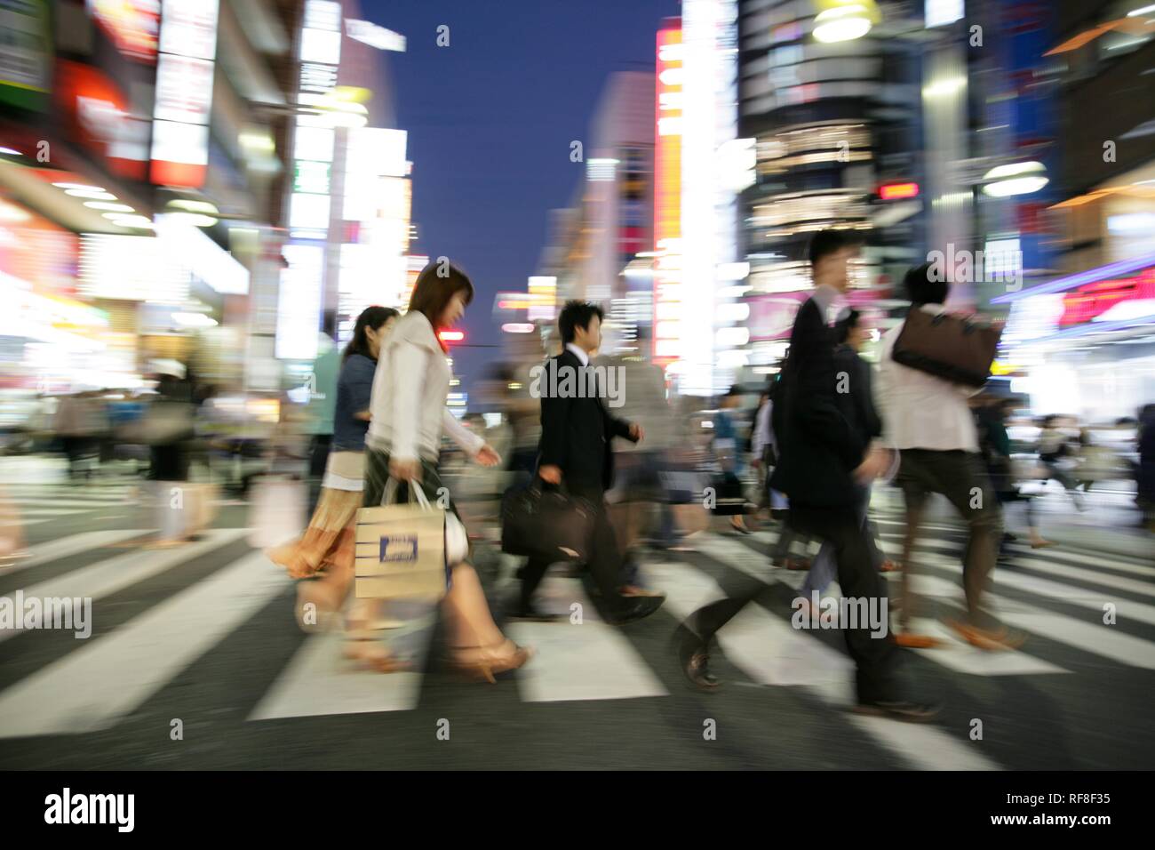 Japan, Tokio: Shinjuku district. Einkaufs- und Vergnügungsviertel in Shinjuku Dori Straße. Stockfoto