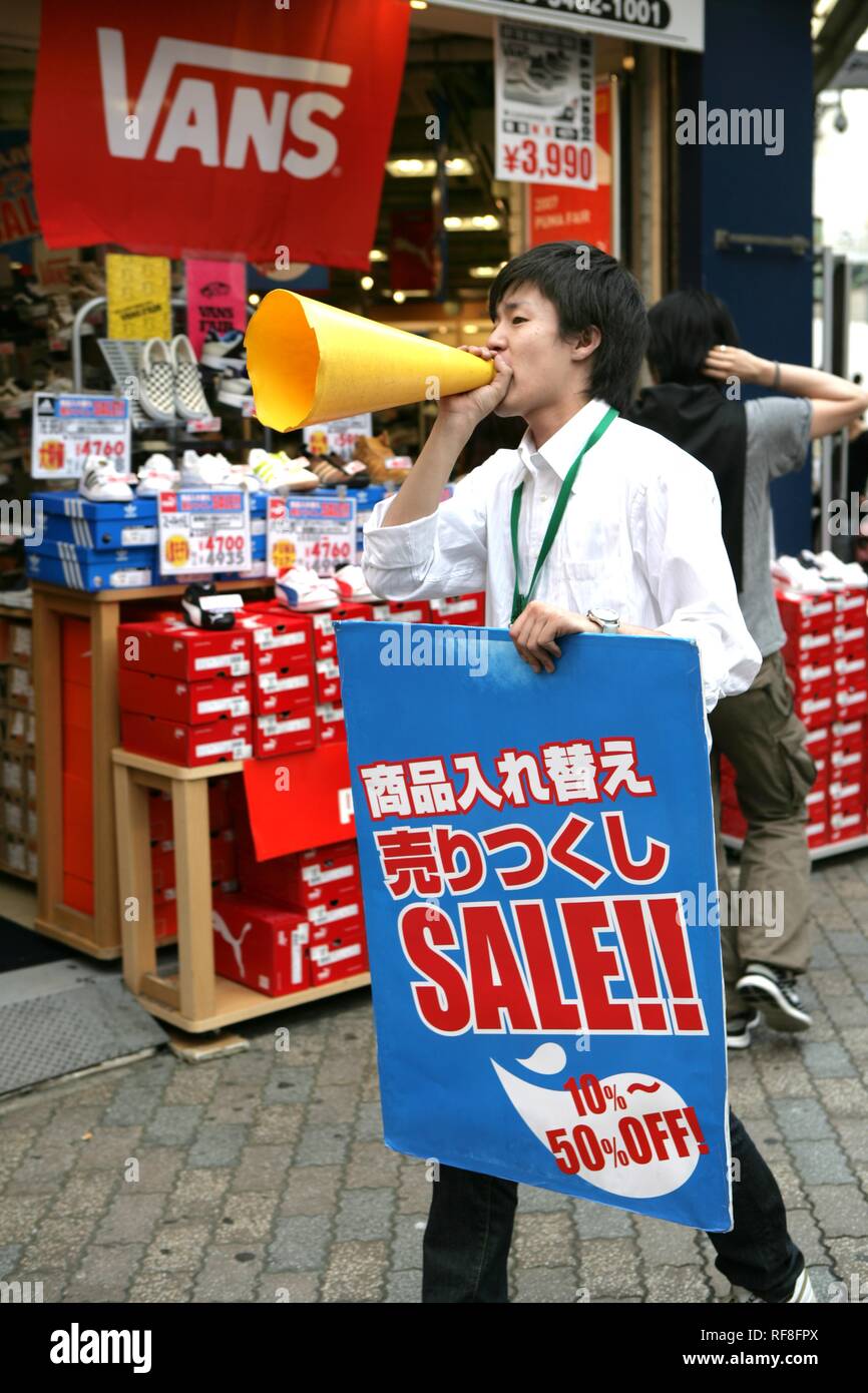 Shoe Shop Verkäufer kündigt spezielle Angebote, Shinjuku, Tokio, Japan, Asien Stockfoto