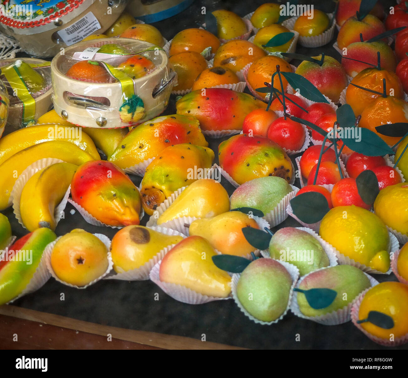 Marzipan fruits -Fotos und -Bildmaterial in hoher Auflösung – Alamy