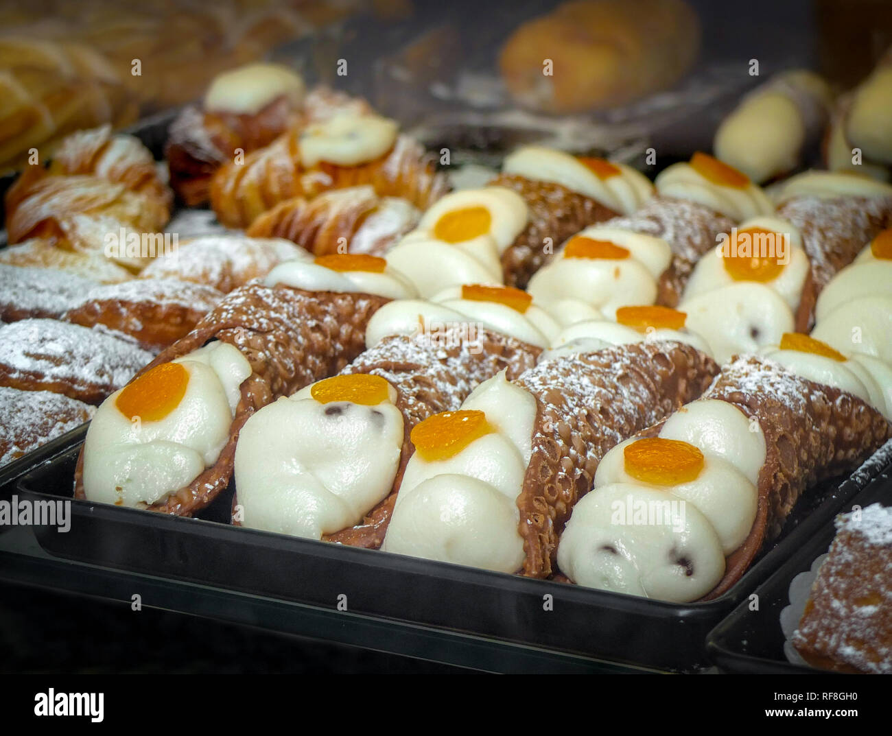 Sizilianische cannoli und Kuchen im Schaufenster der Italienischen Cafe Stockfoto