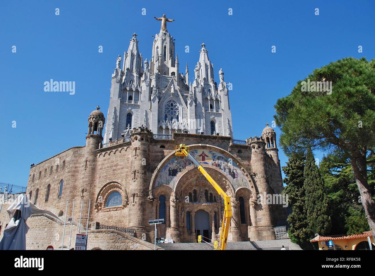 Wartungsarbeiten durchgeführt, die auf den Tempel des Heiligen Herzen Jesu auf dem Gipfel des Mount Tibidabo in Barcelona, Spanien am 18. April 2018. Stockfoto