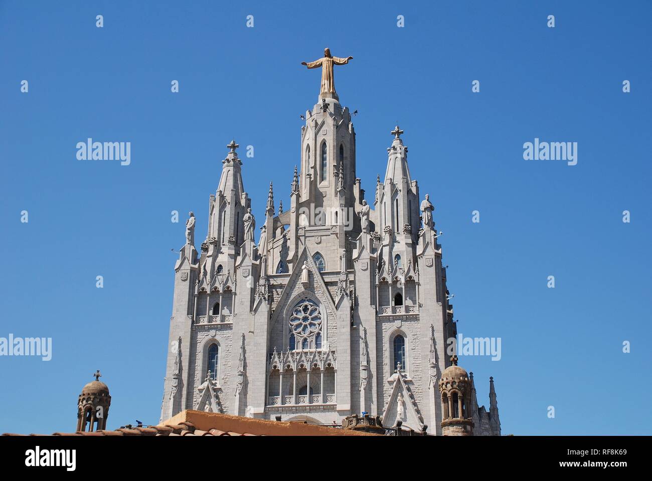 Der Tempel des Heiligen Herzen Jesu auf dem Gipfel des Mount Tibidabo in Barcelona, Spanien am 18. April 2018. Stockfoto