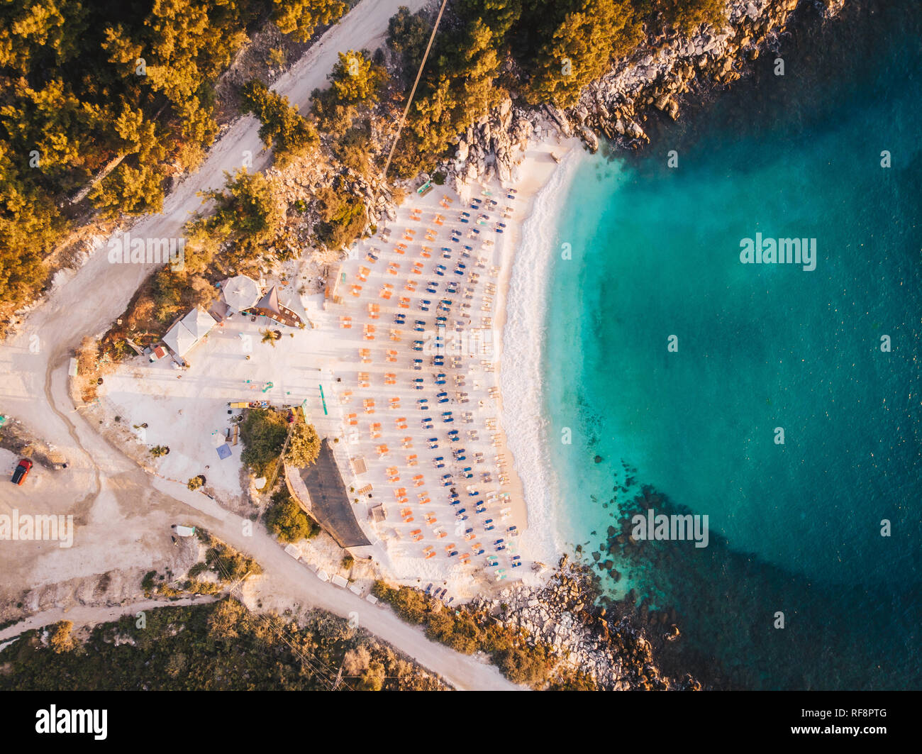 Porto Vathy Beach in der Nähe von Marble Beach in Thassos, Griechenland im Sonnenaufgang licht Luftaufnahme Stockfoto