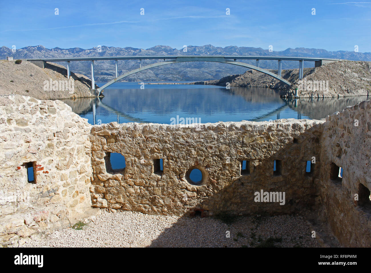 Blick auf die Ruinen von fortica. Die Pager Brücke verbindet die Insel Pag mit dem Land. Stockfoto