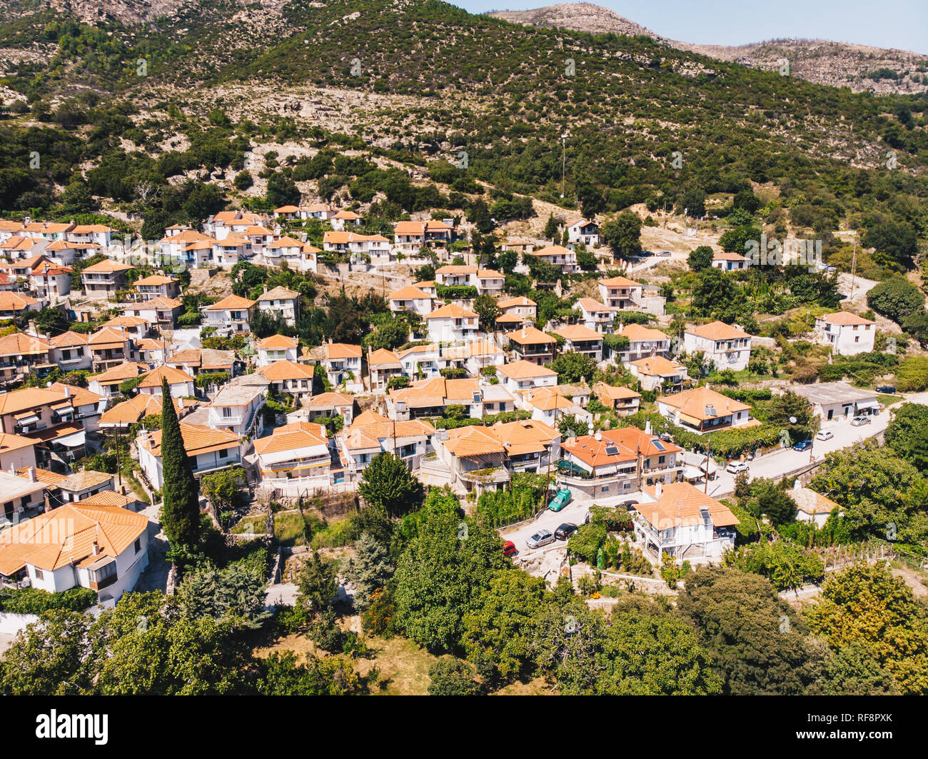 Maries alte traditionelle Stadt im Landesinneren der Insel Thasos, Griechenland, Luftaufnahme Stockfoto