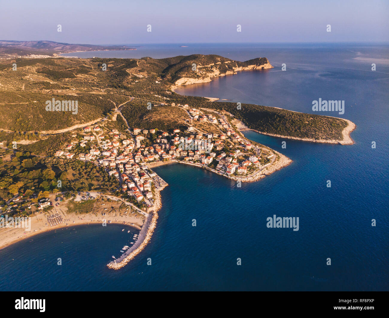Drone Ansicht der Insel Thasos, Griechenland. Skala Marion und Platanes Strand und Hafen im Süden von Thassos, in der Ägäis Stockfoto