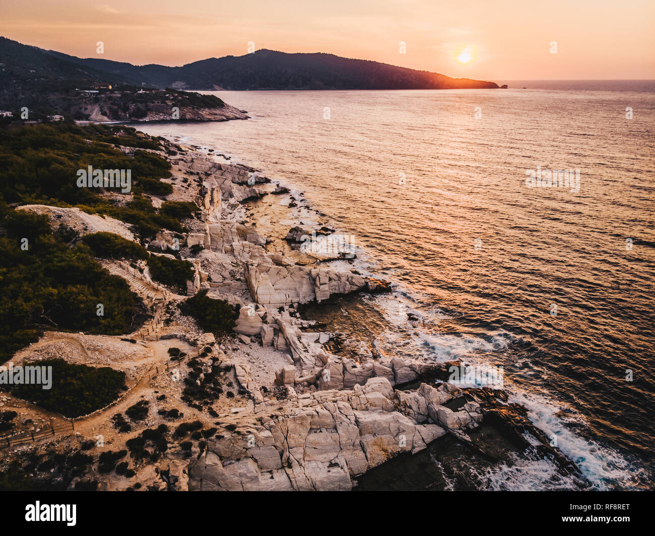 Sonnenaufgang am Aliki Marmor Hafen in Griechenland Stockfoto