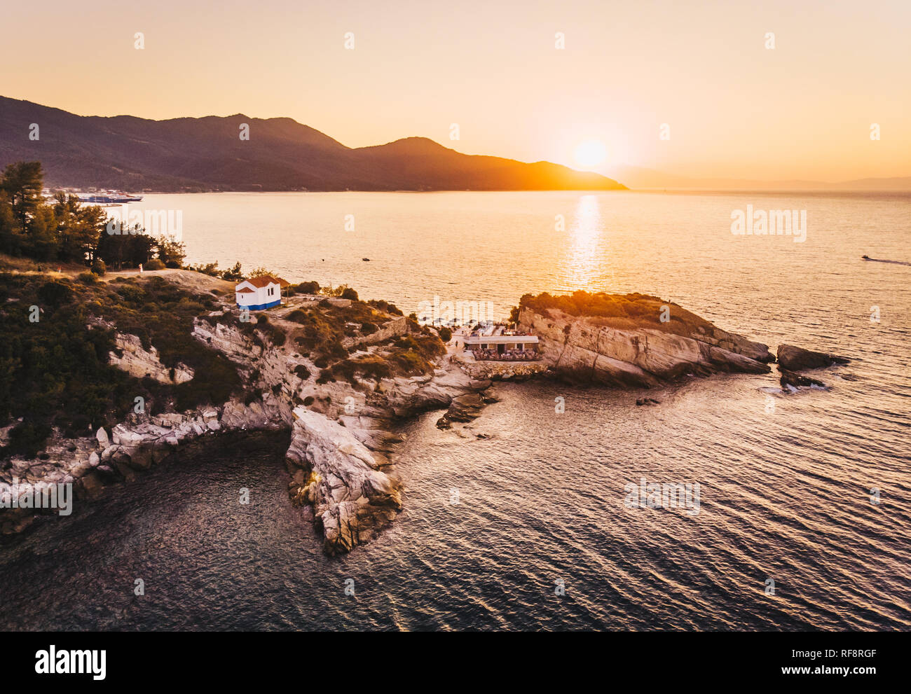 Luftaufnahme von Karnagio Strand bei Sonnenuntergang in Thassos, Griechenland Stockfoto