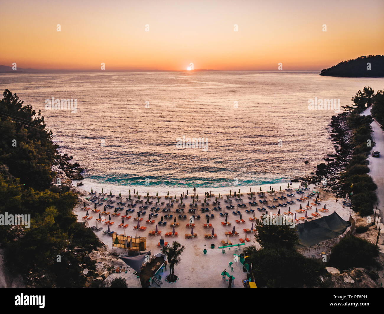 Morgen am Strand in Griechenland. Sonnenaufgang am Marble Beach in Thassos Insel in der Ägäis Stockfoto