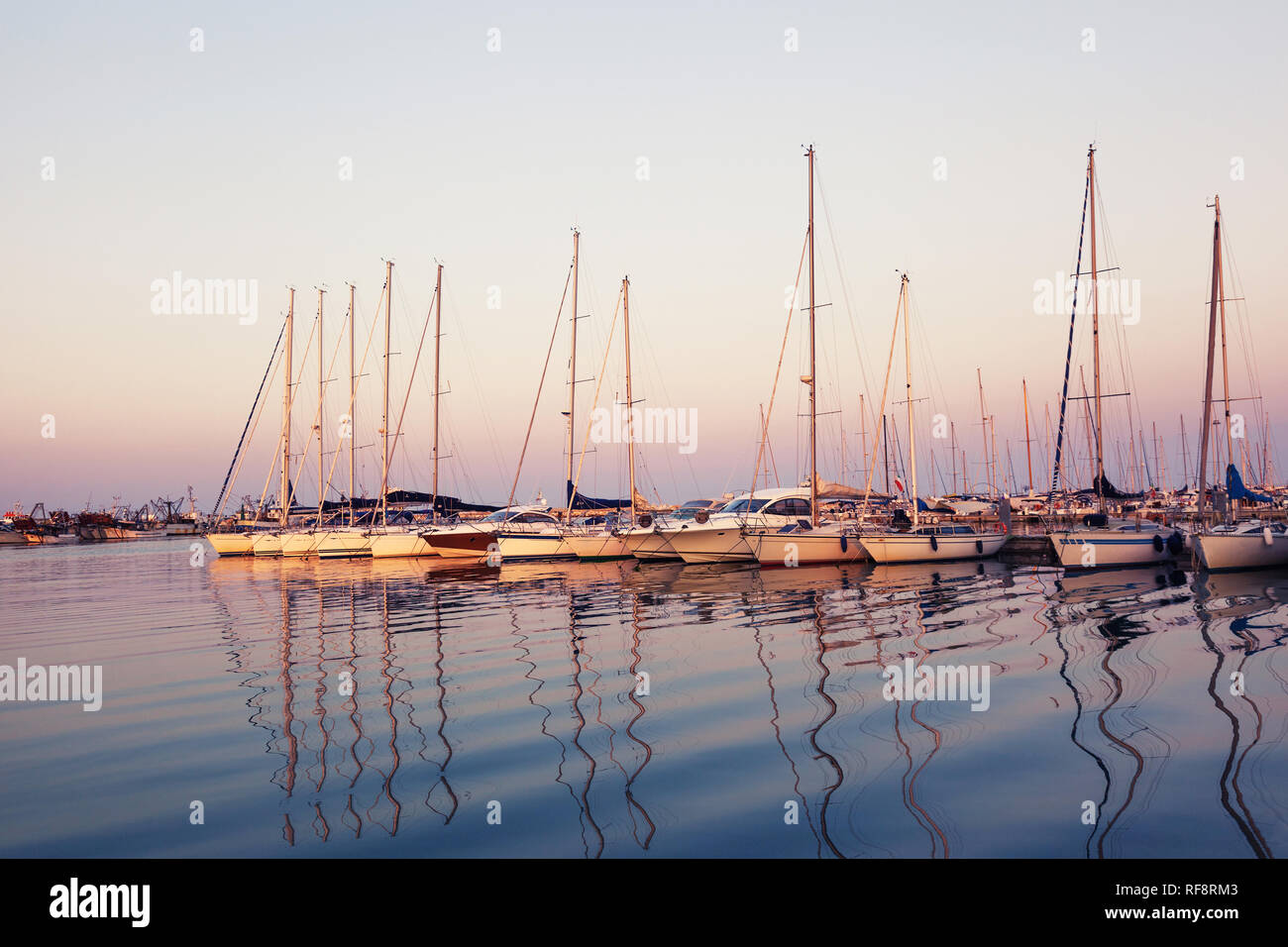 Marina mit angedockten Yachten bei Sonnenuntergang Stockfoto