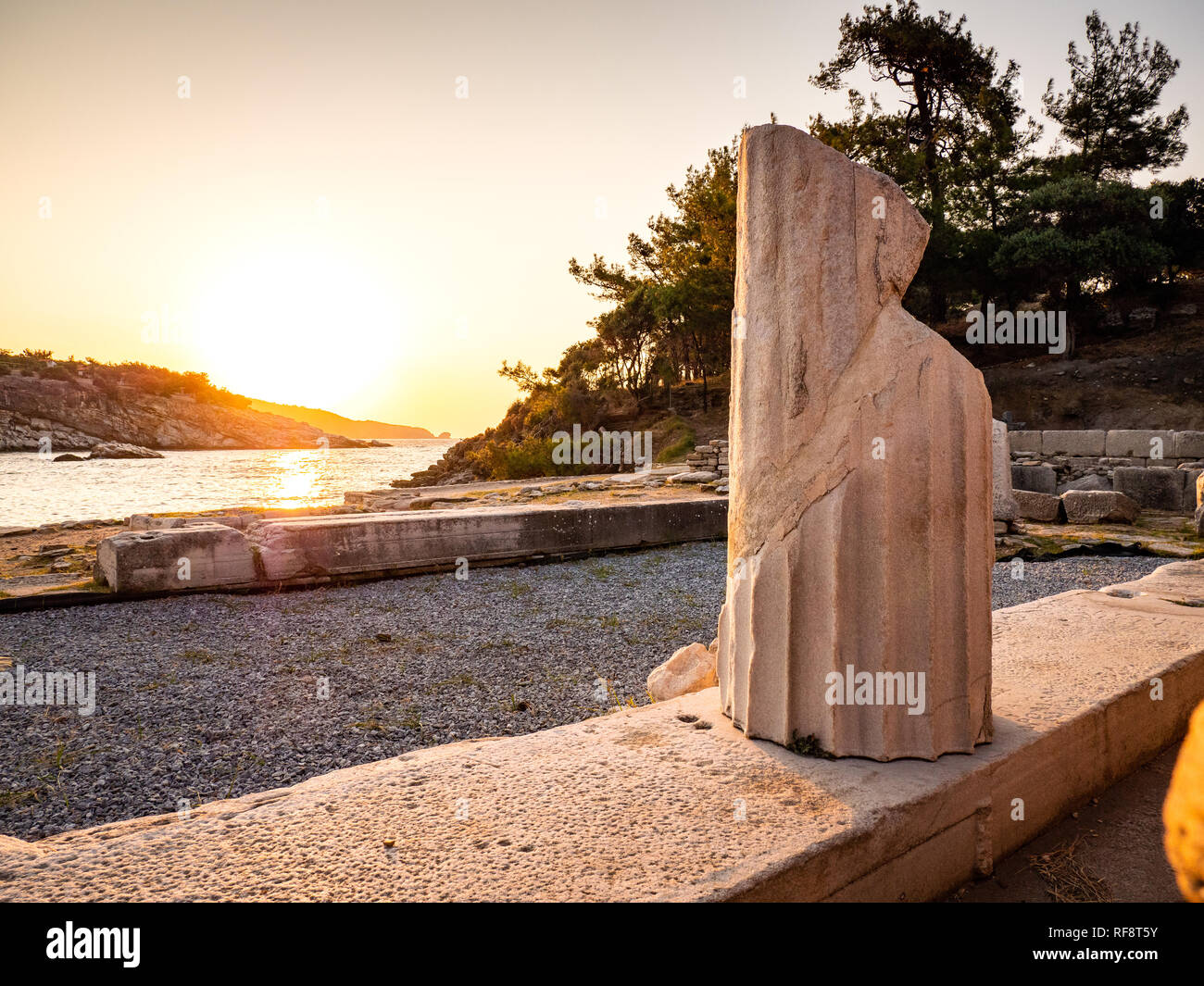Ruinen in der Nähe Aliki Aliki Strand und Hafen, touristische Attraktion der Insel Thasos, Griechenland Stockfoto