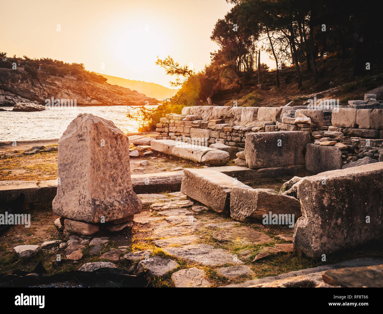 Sonnenaufgang in den Ruinen von Aliki Marmor port in Thassos, Griechenland Stockfoto