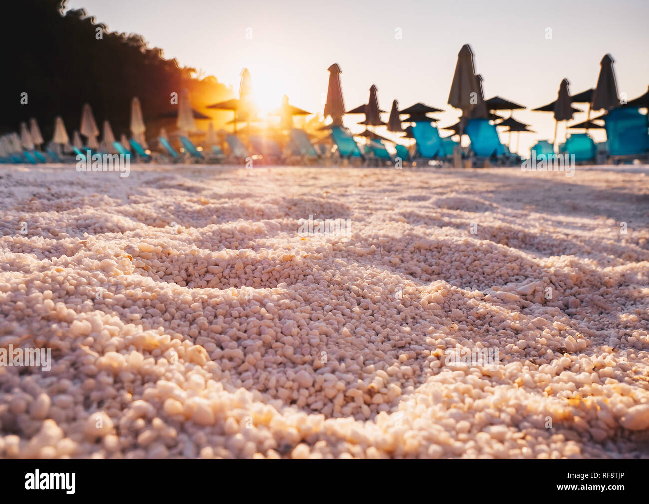 Sonnenaufgang am Strand mit Marmor Detail auf der kleinen Marmor Sand, die zu diesem Strand in Griechenland ist einzigartig Stockfoto