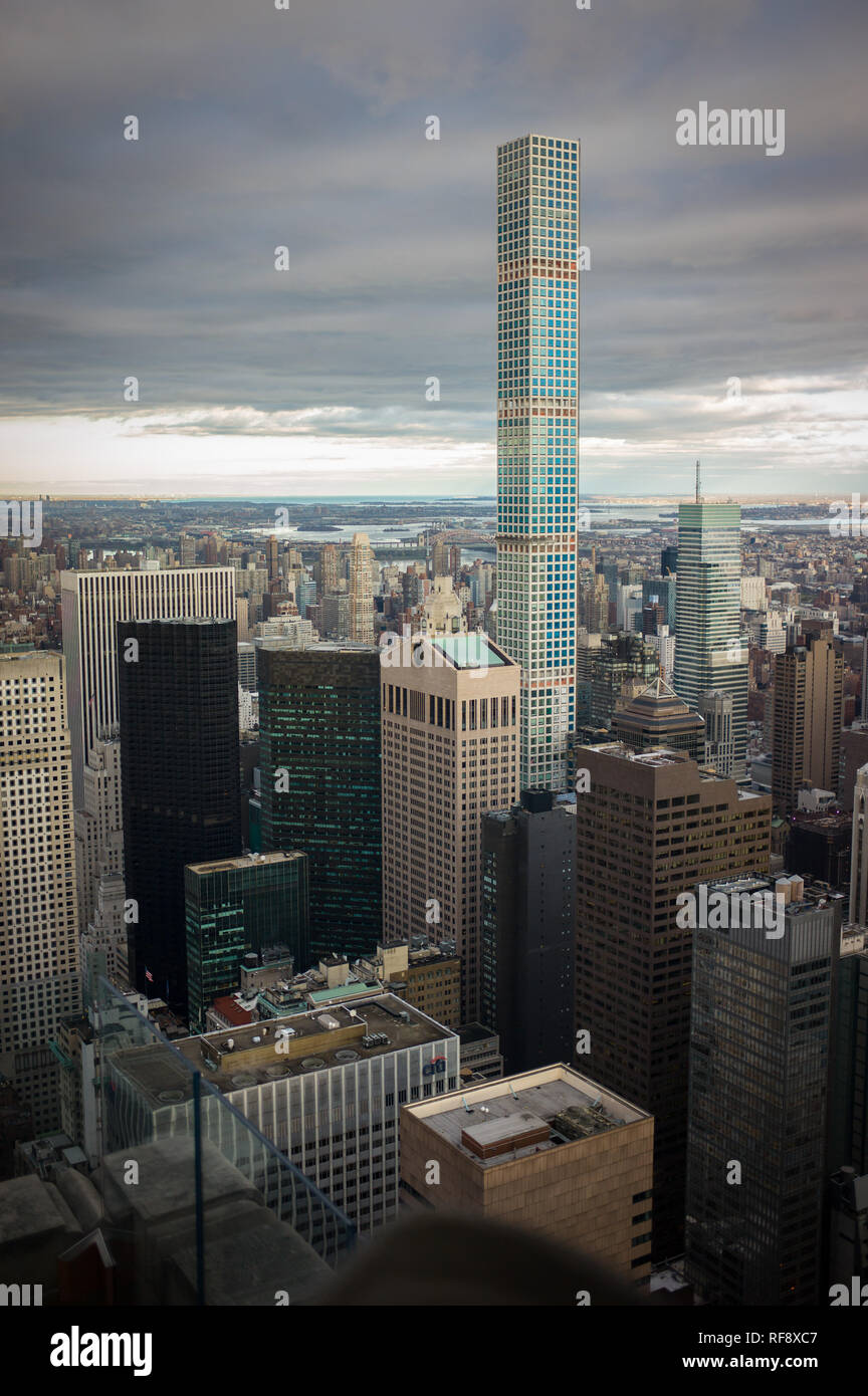 Die Oberseite des Felsens am Rockefeller Center bietet einen hohen Aussichtspunkt für mit Blick auf die Skyline von New York City auf 12/16/2015. Stockfoto