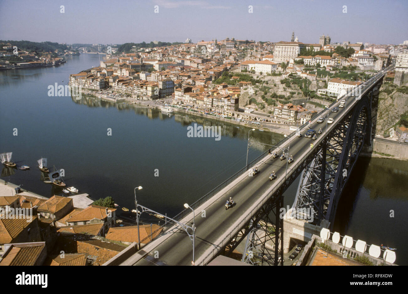 Portugal Porto am Fluss Douro mit alten Ribeira und die Brücke Ponte Dom Luis I Stockfoto