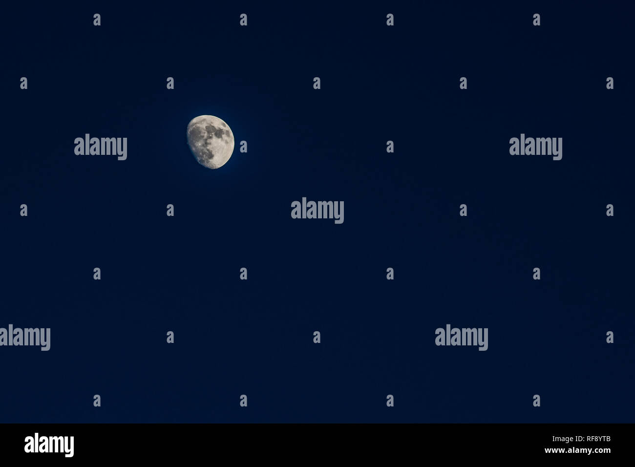 Half Moon auf klaren blauen Himmel. Ort kopieren Stockfoto
