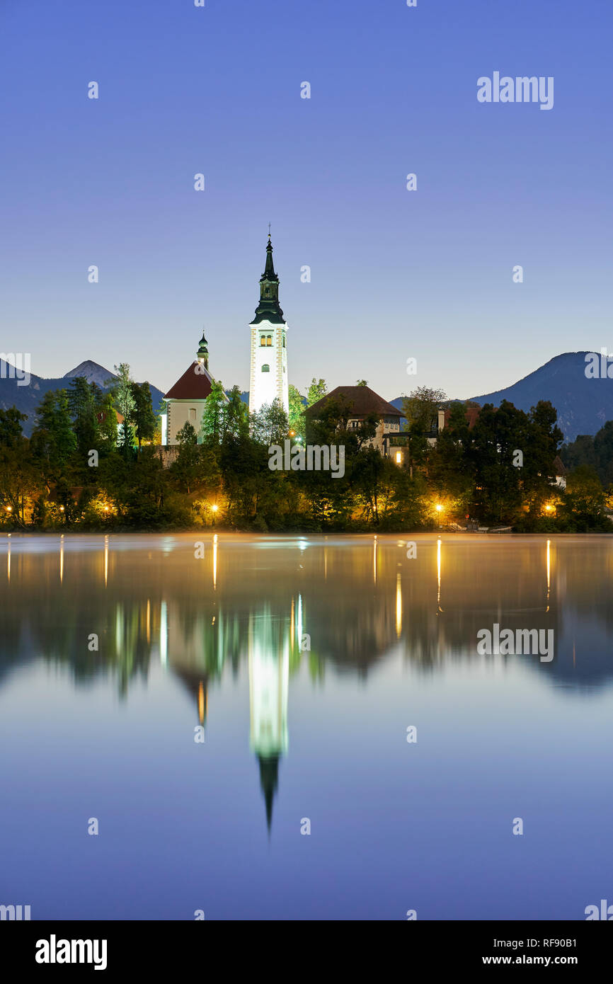 Kirche Mariä Himmelfahrt auf Blejski Otok in der Morgendämmerung, der See von Bled, Bled, Gorenjska, Slowenien Stockfoto