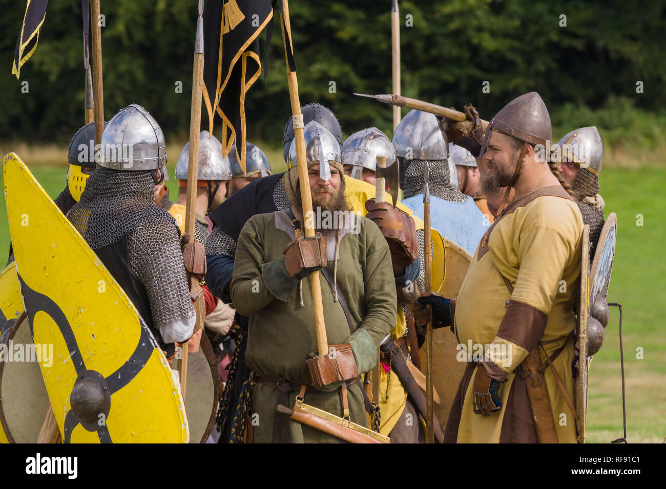 Mittelalterliche Re-enactors gekleidet in Rüstung und Kostüme des 12. Jahrhunderts ausgestattet mit Waffen der Zeit NACHSPIELEN der Schlacht von Crogen 1165 Stockfoto