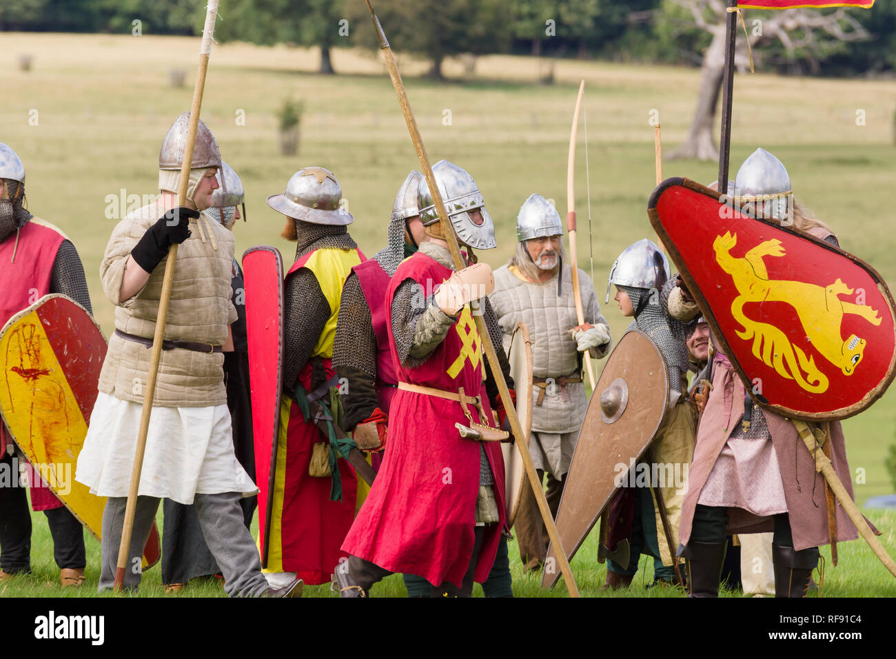 Mittelalterliche Re-enactors gekleidet in Rüstung und Kostüme des 12. Jahrhunderts ausgestattet mit Waffen der Zeit NACHSPIELEN der Schlacht von Crogen 1165 Stockfoto