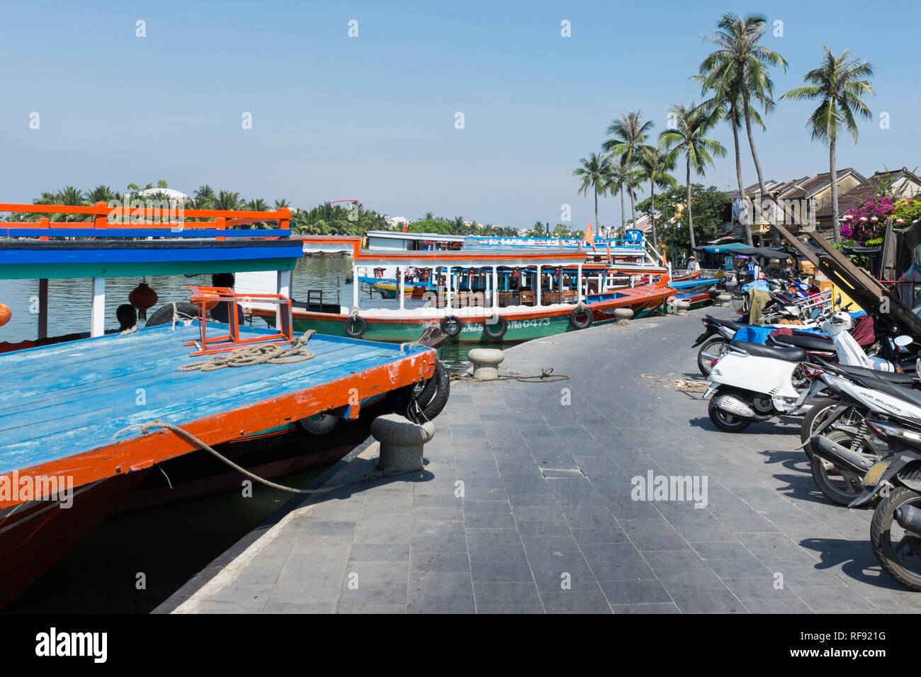 Blau und Rot touristische Fähre auf dem Thu Bon Fluss in Hoi An, Vietnam Stockfoto