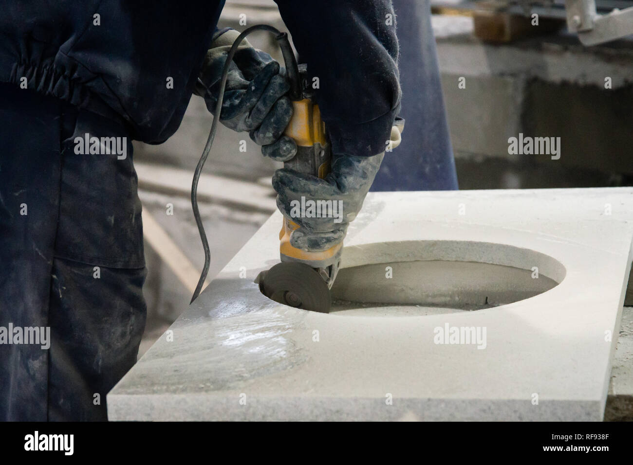Man polieren Marmor Stein Tabelle von kleinen Winkelschleifer. Steinwerkstatt Stockfoto