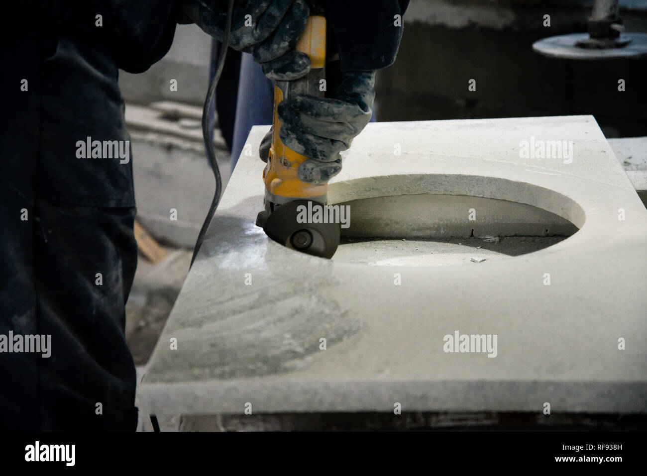 Man polieren Marmor Stein Tabelle von kleinen Winkelschleifer. Steinwerkstatt Stockfoto