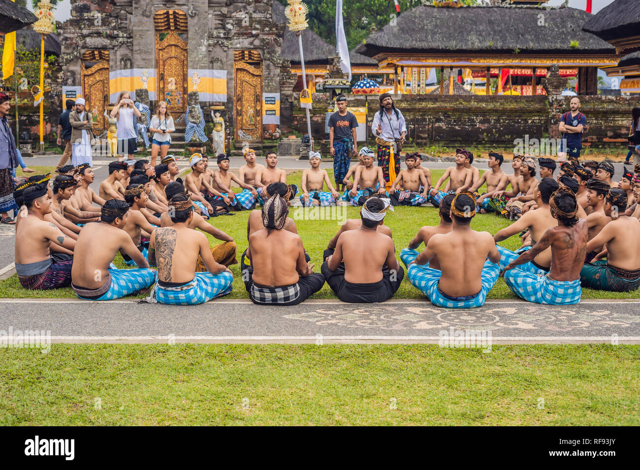 BALI - 2018 Mai 20: Traditioneller Balinesischer Kecak Tanz an Pura Ulun Danu Bratan. Stockfoto