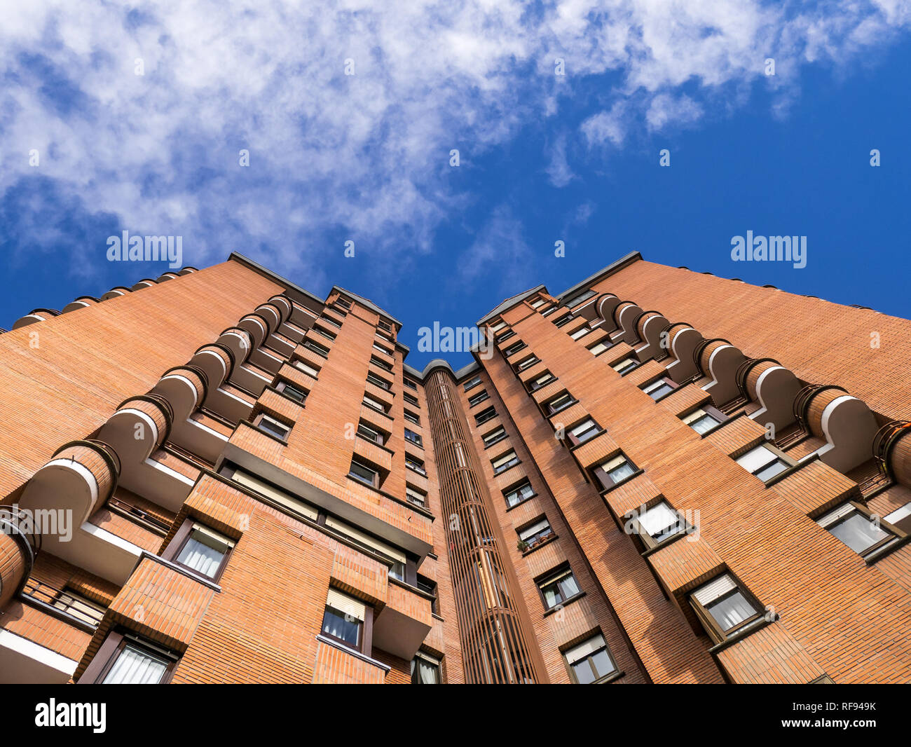 Der froschperspektive einer Wohnung Turm in Iturritxu/Adurza, Vitoria-Gasteiz, Spanien Stockfoto