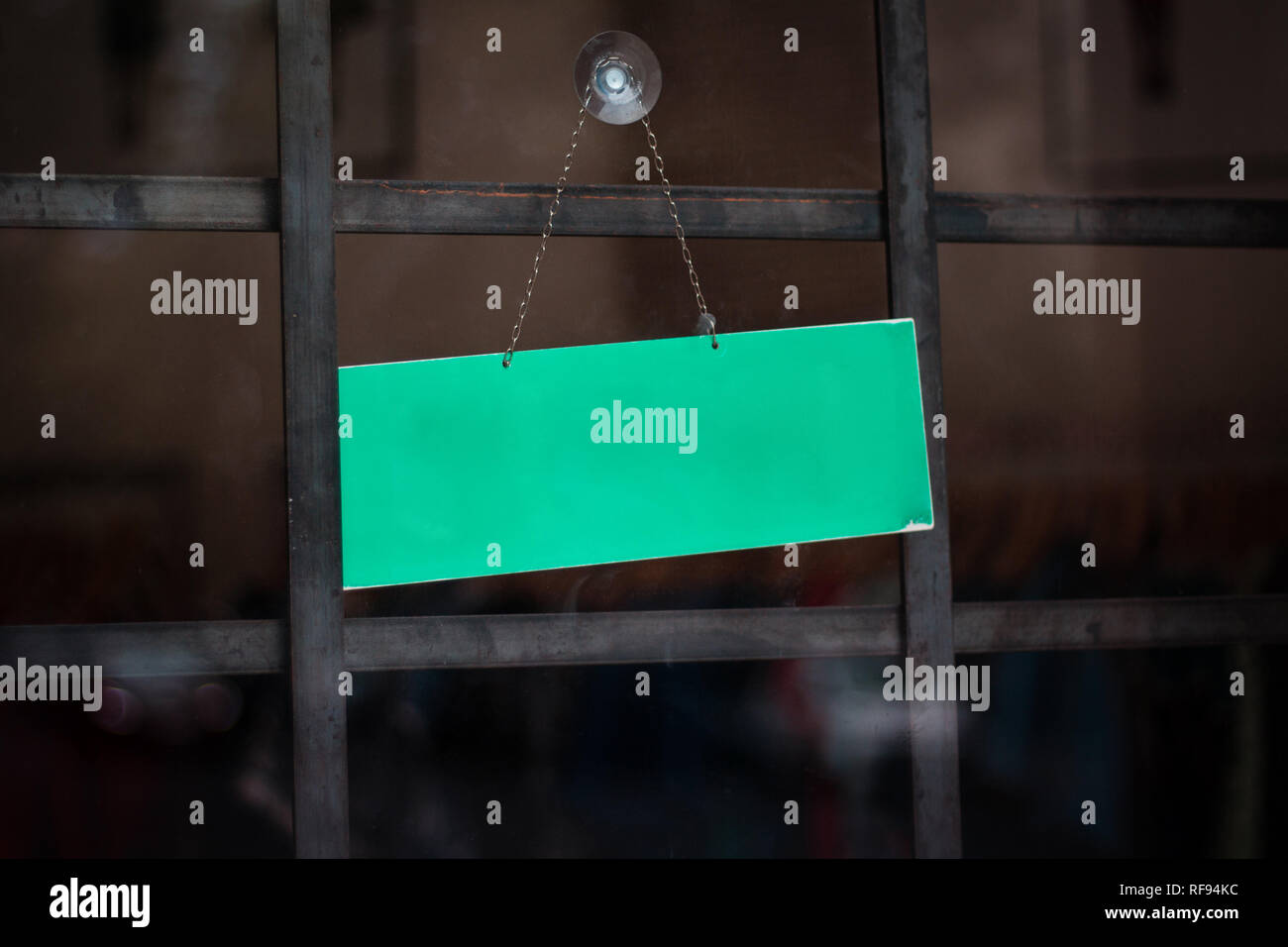 Leere Zeichen auf Schaufenster - leere Zeichen hängen an Store Tür Stockfoto