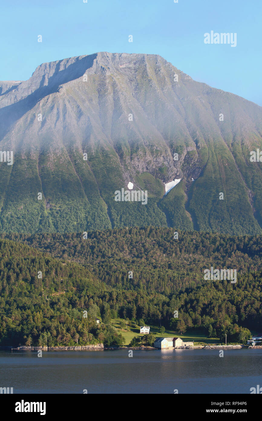 Berg am Ufer des Fjordes. Sykkylven Ferjekai, Norwegen Stockfoto