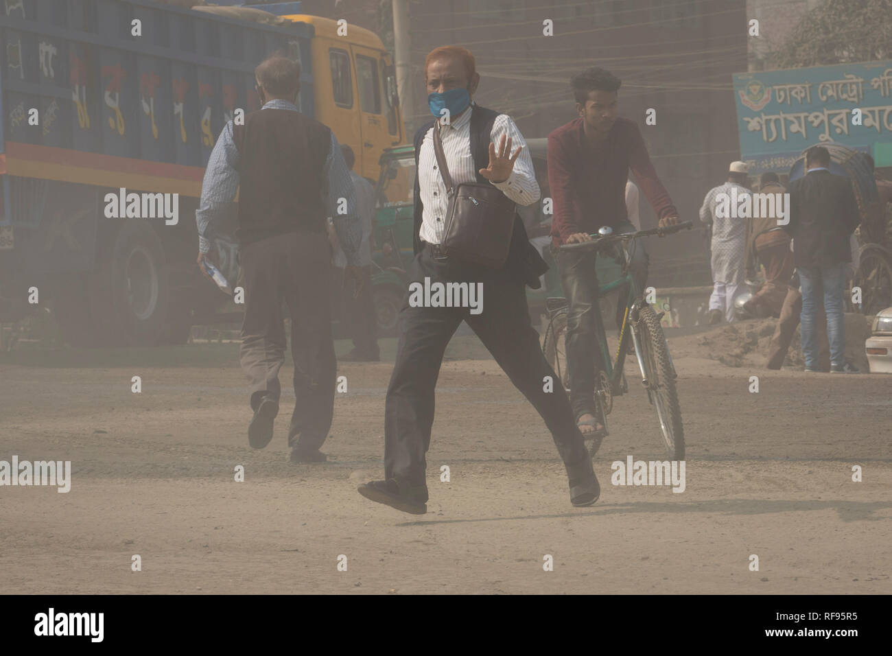 DHAKA, BANGLADESCH - Januar 23: Verschmutzung Staub erreicht eine alarmierende Stufe in Dhaka und viele Todesfälle sowie mehrere Millionen Fälle von Krankheit Auftreten jedes Jahr aufgrund der schlechten Luftqualität in Dhaka, Bangladesch am 23. Januar 2019. Staub getreten, die von Fahrzeugen auf der Straße kann bis zu 33% der Luftverschmutzung. Straße Staub besteht aus Ablagerungen der Auspuffgase und industriellen Auspuffe, Partikel aus Reifen- und Bremsabrieb, Staub von asphaltierten Straßen oder Schlaglöcher, und Staub von Baustellen. Straße Staub ist eine bedeutende Quelle für die Erzeugung und Freisetzung von Partikeln einen Beitrag in die Stockfoto