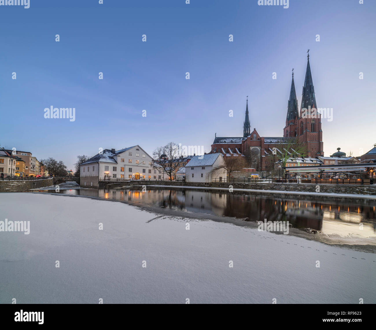 Winter in der Dämmerung durch die fyris Fluß in der Mitte von Uppsala, Schweden, Skandinavien Stockfoto