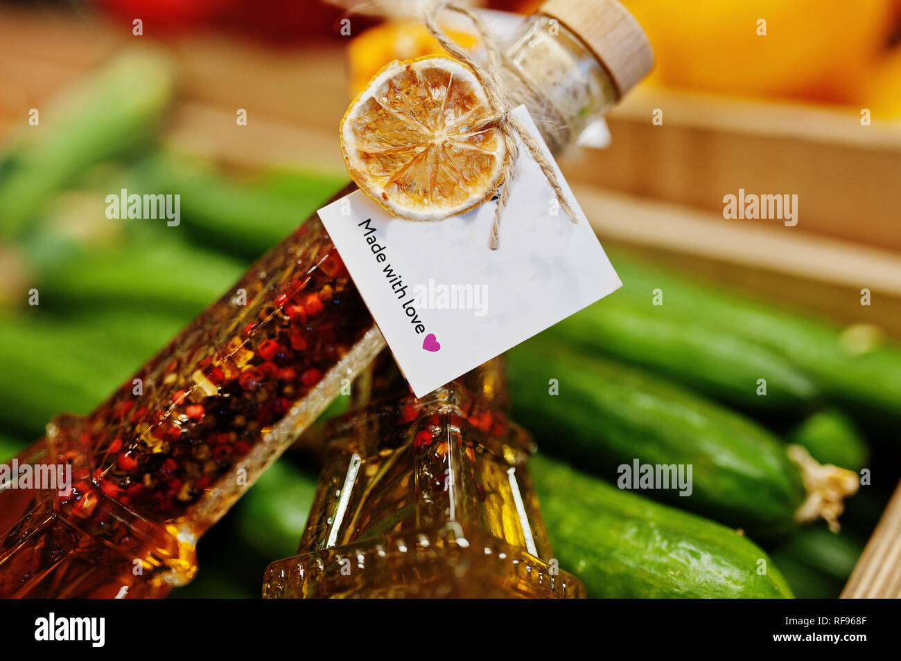 Zwei natives Olivenöl Gläser mit Gewürzen auf der Flasche wie Eifel Turm auf dem Regal mit Gurken im Supermarkt oder ein Lebensmittelgeschäft. Mit Liebe gemacht. Stockfoto