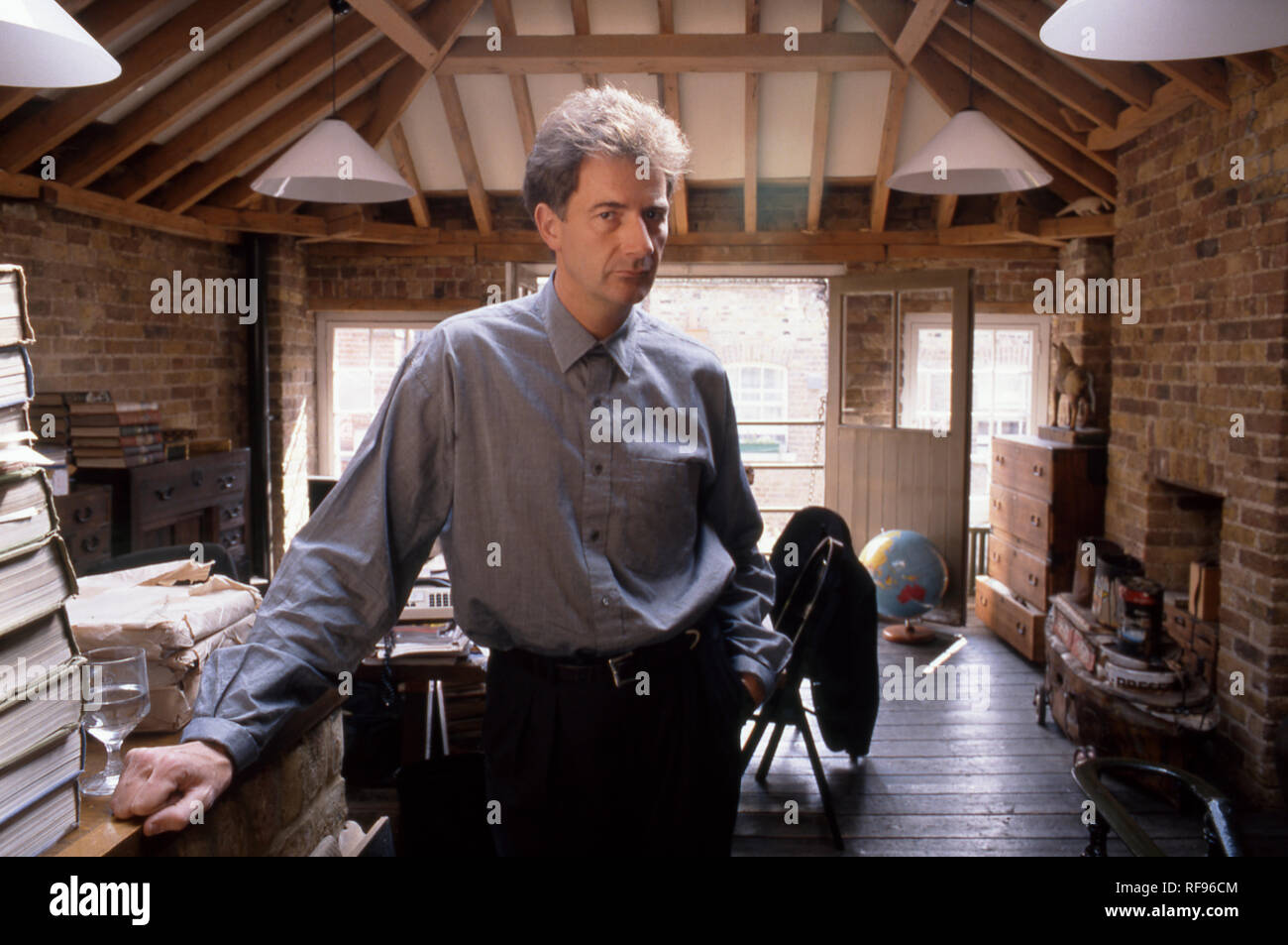 Paul Smith, in keinem Verhältnis!, Modedesignerin und steht in seinem Büro an der Oberseite seiner Floral Street, Covent Garden, London, England, Großbritannien 1988 Stockfoto