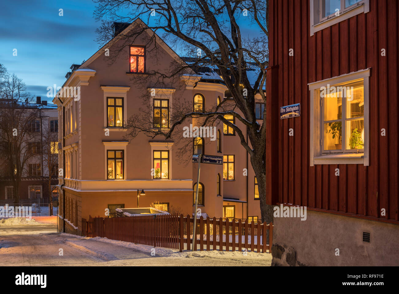 Alte historische Gebäude in der Nacht im Winter. Uppsala, Schweden, Skandinavien. Stockfoto