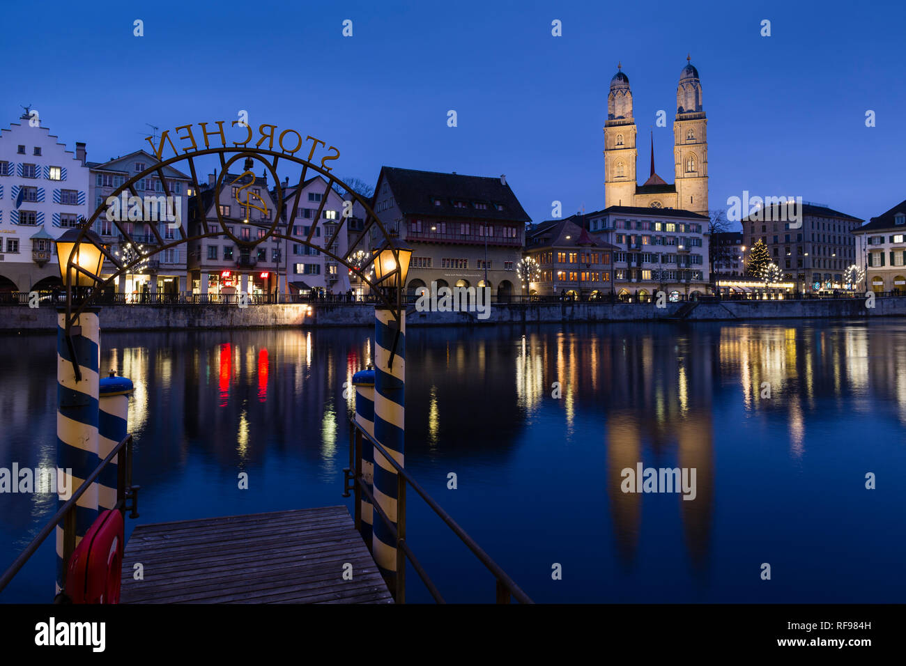 Altstadt und Fluss Limmat bei Nacht, Zürich, Schweiz Stockfoto