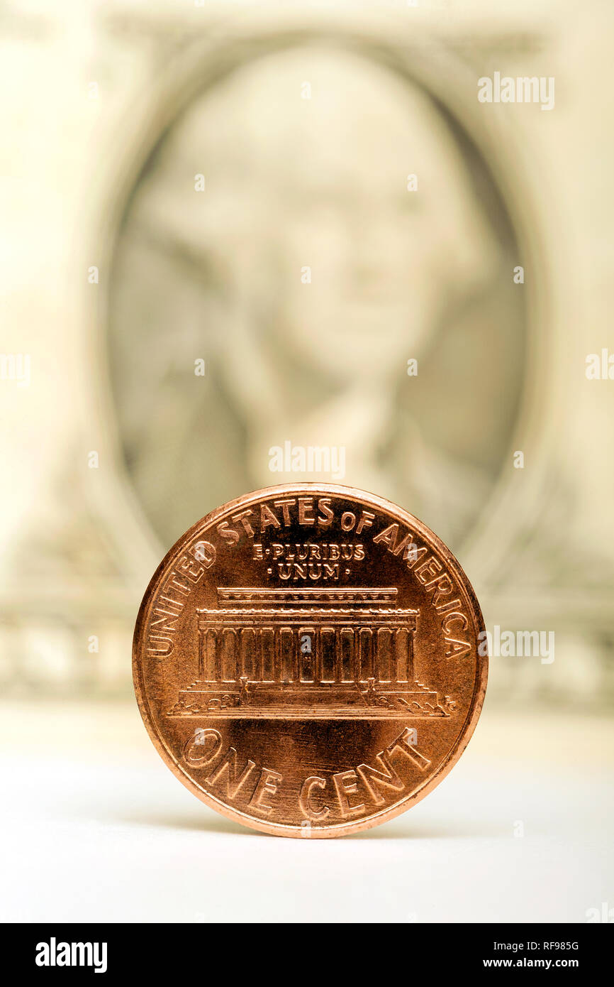 Nahaufnahme von einem Cent Münze mit einem Amerikanischen Dollar Note auf dem Hintergrund Stockfoto