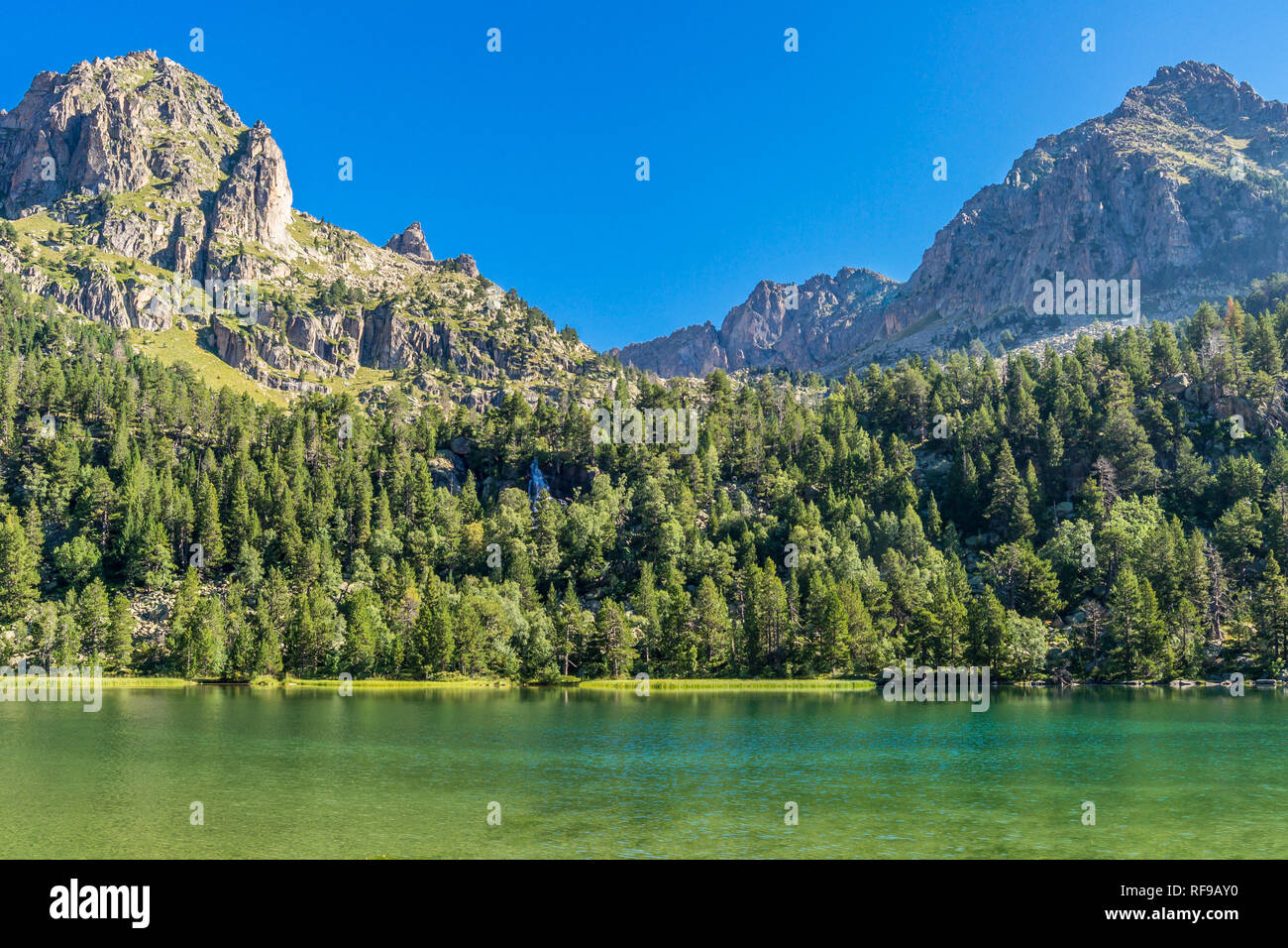 Schöner See in den Bergen. Stockfoto