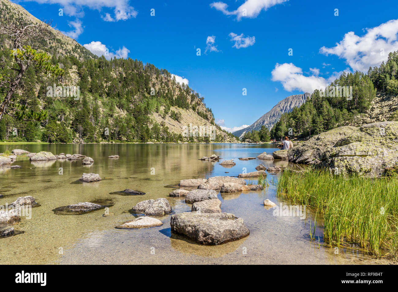 Der wunderschöne See Ratera in Pyrenäen Katalonien. Stockfoto