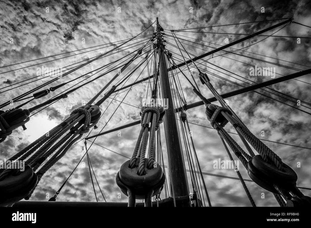 Main-Mast Takelage der Alten segeln Frachtschiff, Douarnenez Hafen Stockfoto
