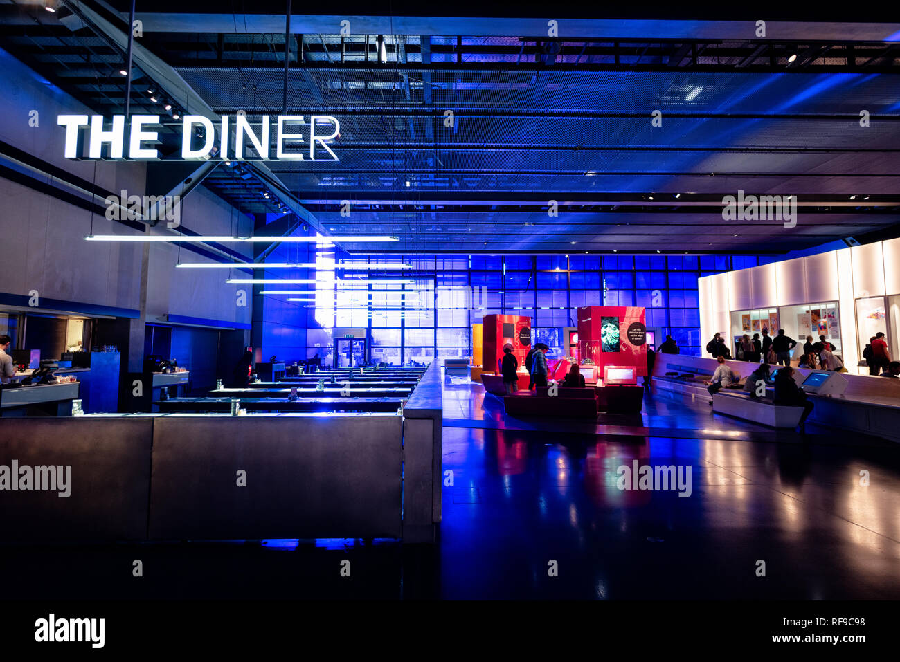 Science Museum The Diner Cafe London // LONDON, UK - das Diner Cafe im Science Museum in London. Das Science Museum wurde 1857 in South Kensington gegründet und beherbergt Hunderttausende von Artefakten aus Wissenschaft und Technologie. Das Museum mit seiner umfangreichen Sammlung und interaktiven Exponaten ist ein bedeutender Bildungspunkt, der eine wichtige Rolle bei der Förderung der öffentlichen Interaktion mit Wissenschaft und Geschichte gespielt hat. Stockfoto