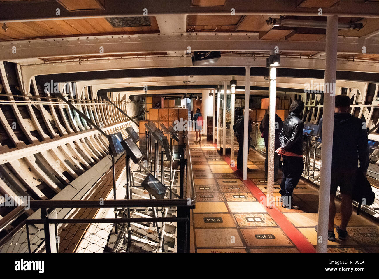 GREENWICH, ENGLAND - Die Cutty Sark ist ein restauriertes historisches Britischen clipper segeln Schiff, das jetzt geöffnet wird als touristische Attraktion in Greenwich, London. Es war im Jahre 1869 und im aktiven Dienst bis 1895 gebaut. In seiner Blütezeit als Händler Schiff, es war, als das schnellste Schiff seiner Zeit bekannt. Es war bemerkenswert, für seine Teilnahme an der Tee Handel zwischen Asien und Europa. Wenn die Eröffnung des Suezkanals erstellt die Möglichkeit, für kürzere und schnellere Fahrten mit Dampf Schiffen, die Cutty Sark wurde verwendet, Wolle aus Australien nach Großbritannien zu transportieren. Stockfoto