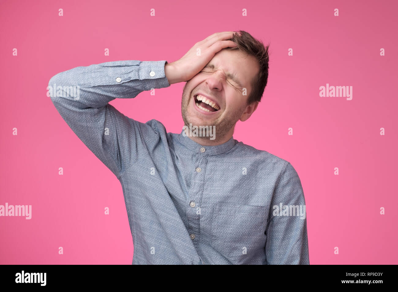 Porträt von einem gutaussehenden jungen Mann Lachen Stockfoto