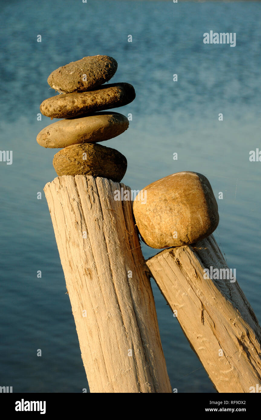 Rock Balancing, Stein, Stein oder Fels Stack Stack Erde Kunst auf Holz Beiträge in der Camargue Provence Frankreich Stockfoto