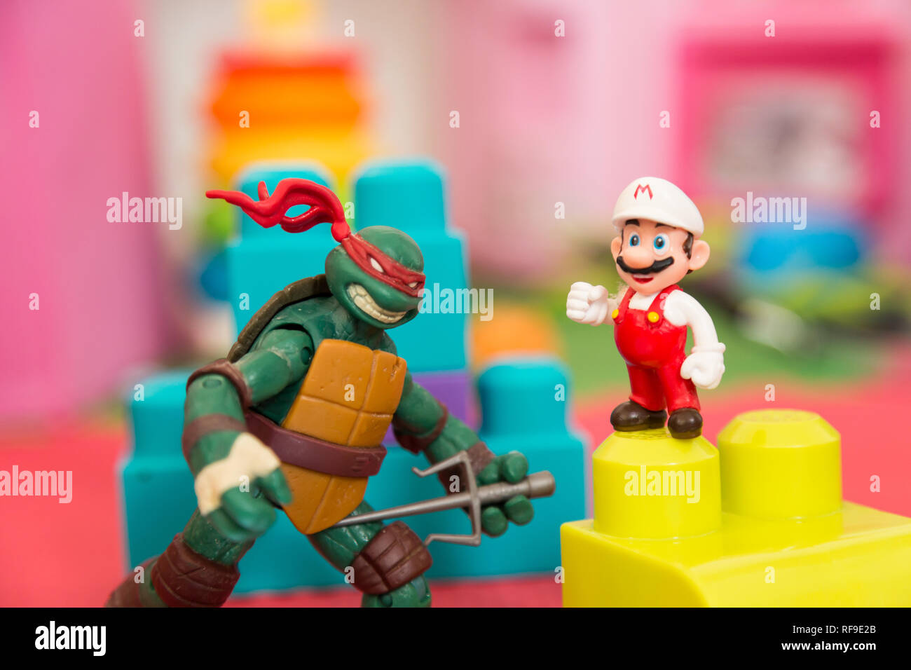 Spielzeug Bausteine und Action Figuren für Kinder (Super Mario und Tmnt) Stockfoto