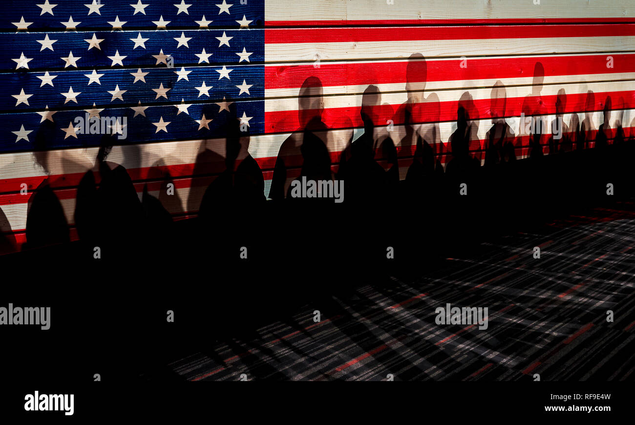 Viele Menschen Schatten gegen USA Zaun gekennzeichnet, Abschaltung Konzept Stockfoto