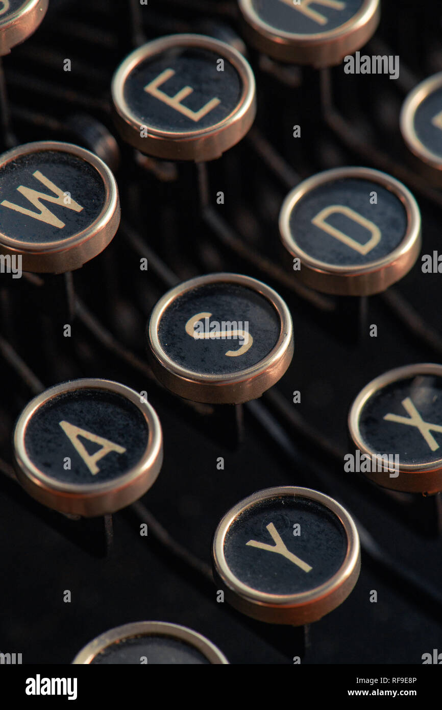 Schreibmaschinentastatur Detail mit Buchstaben auf Tastenkappen Stockfoto